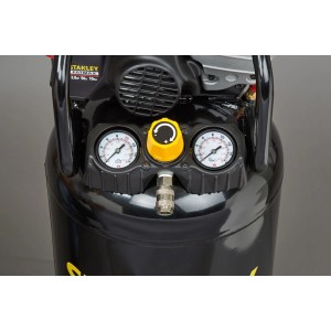 Zbliżenie czarnego kompresora t.b.t. z manometrami i żółtym pokrętłem.