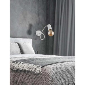 Biały kinkiet t.b.t. (Kinkiety) z dekoracyjną żarówką nad łóżkiem.