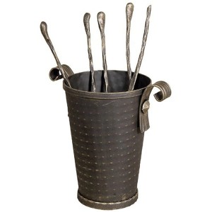 Zestaw narzędzi kominkowych w stojaku: pogrzebacz, łopatka, zmiotka i szczypce z metalu, rustykalny design.