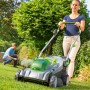 Kobieta używa akumulatorowej kosiarki LUX 40V w ogrodzie. Zawiera 2 akumulatory, idealna do trawników do 550 m².