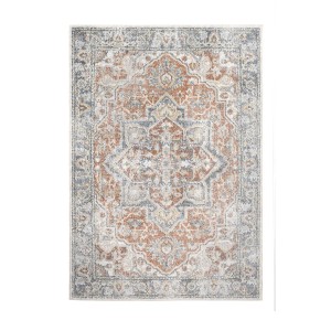 Wzorzysty dywan z krótkim włosiem w kolorze szarym i pomarańczowym.