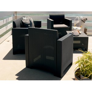 Czarny zestaw mebli ogrodowych z fotelami i stołem do użytku na zewnątrz.