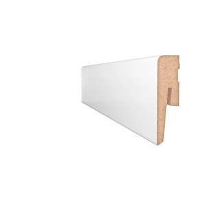 Biała listwa przypodłogowa z bliska: rdzeń MDF z gładkim, lakierowanym wykończeniem.