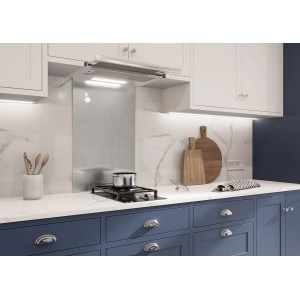 Szklany panel kuchenny t.b.t. w nowoczesnej kuchni z płytą grzewczą i okapem.