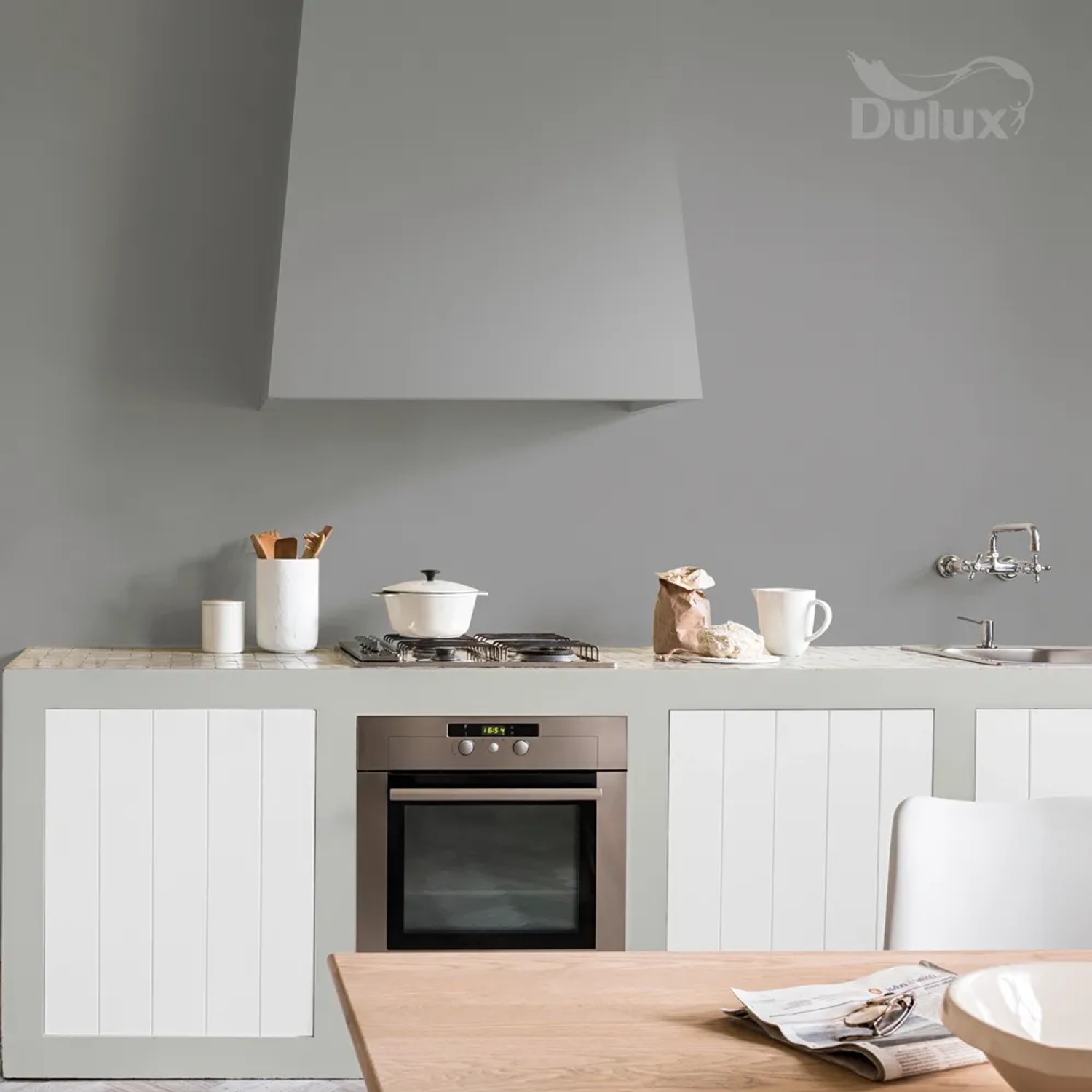 Szara ściana w kuchni pomalowana farbą do łazienek t.b.t. firmy Dulux.
