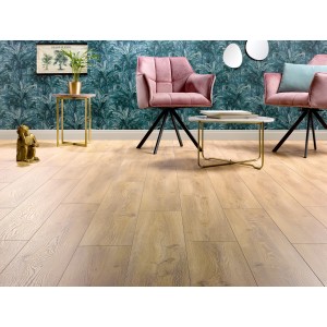 Jasne panele podłogowe t.b.t. w salonie z krzesłami i stołem.