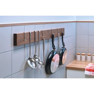 Przybory kuchenne wiszące na samoprzylepnym wieszaku t.b.t. na ścianie.