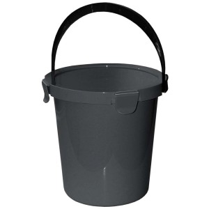 Szare wiadro do sprzątania z czarnym uchwytem do prac porządkowych.