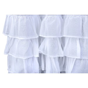 Biała, przezroczysta firana z falbanami do dekoracji okna.