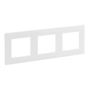 Biała ramka t.b.t. na trzy włączniki/gniazdka.