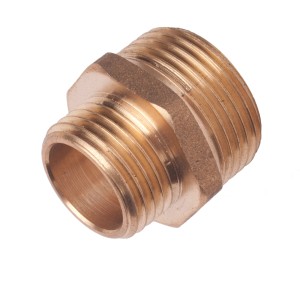 Mosiężny podwójny nyple do pomp i instalacji wodnych.