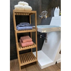 Zestaw mebli łazienkowych: Drewniany regał z ręcznikami obok nowoczesnej umywalki.