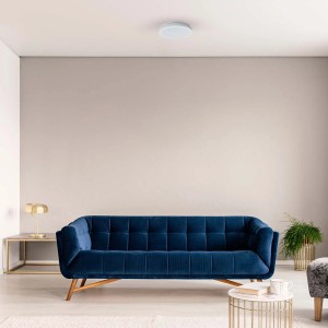 Biała lampa sufitowa LED w salonie. Prosty design do nowoczesnego oświetlenia.