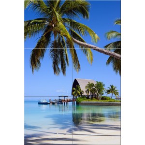 t.b.t. Element dekoracyjny: Tropikalna wyspa z palmami, domem i łodzią na czystej, błękitnej wodzie.