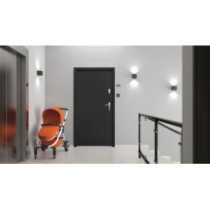 Nowoczesne szare drzwi zewnętrzne w jasnym korytarzu z wózkiem dziecięcym. Drzwi wejściowe.