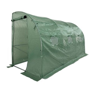 Zielona szklarnia tunelowa t.b.t. z otworami okiennymi do ogrodu.