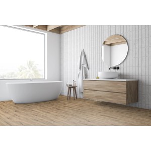 Łazienka z jasnymi panelami winylowymi jako podłoga.