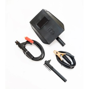 Zestaw akcesoriów do spawarki t.b.t.: maska spawalnicza, uchwyt elektrodowy, zacisk masowy i szczotka.