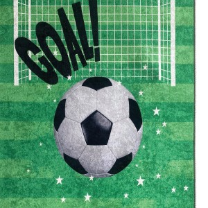 Dywan z krótkim włosiem z motywem piłkarskim, bramką i napisem "GOAL!" dla dzieci.