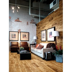 Salon z płytkami podłogowymi t.b.t. imitującymi drewno. Płytki ułożone w salonie.