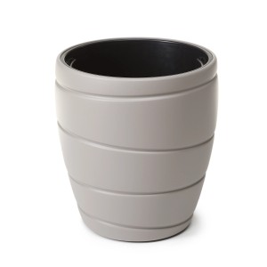 Szara doniczka t.b.t. z poziomymi rowkami do użytku wewnątrz i na zewnątrz.