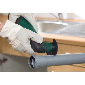 Ostrze segmentowe LUX 88 mm w użyciu do cięcia szarej rury z tworzywa sztucznego.