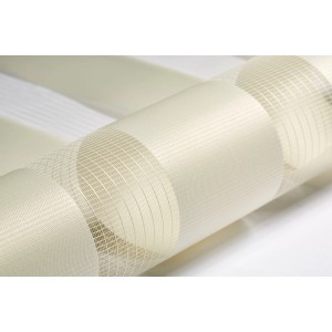 Zbliżenie beżowej rolety t.b.t. w paski.