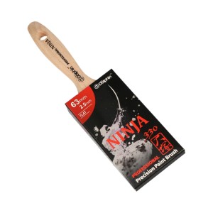 Pędzel płaski t.b.t. z drewnianą rączką i czarnym opakowaniem.