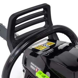 Zbliżenie piły łańcuchowej t.b.t., z naciskiem na uchwyt i elementy sterujące.