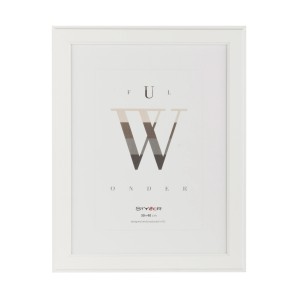 Biała ramka na zdjęcia lub grafiki, idealna do dekoracji ścian.