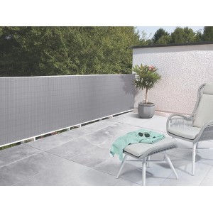 Szara mata osłonowa t.b.t. na balkonie, kategoria: Maty na ogrodzenie.