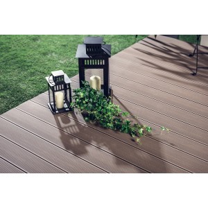 Deski tarasowe: Brązowe deski z lampionami i dekoracją na zewnątrz.