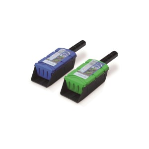 Dwie łopaty do śniegu t.b.t. w kolorze niebieskim i zielonym.