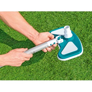 Głowica szczotki ssącej Bestway Flowclear do odkurzacza basenowego, połączona z tyczką.