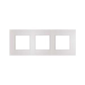 Biała ramka t.b.t. na trzy włączniki/gniazdka.