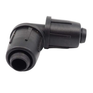 Czarny łącznik kolankowy do nawadniania podziemnego.