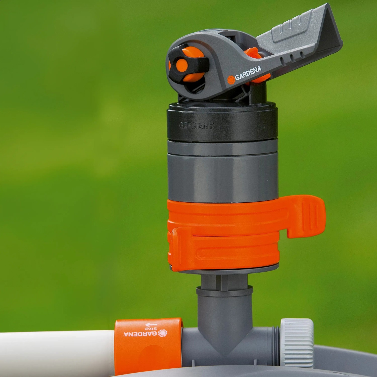 Zraszacz turbinowy Gardena Comfort z saniami do cichego nawadniania ogrodu.