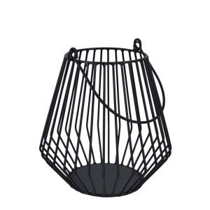 Czarny metalowy lampion t.b.t. z uchwytem do użytku wewnątrz i na zewnątrz.