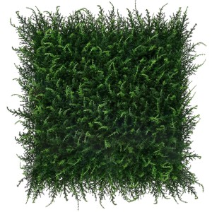 Zielona, kwadratowa mata na ogrodzenie t.b.t. zapewniająca prywatność w ogrodzie.