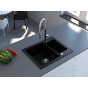 Czarny zlewozmywak granitowy t.b.t. z ociekaczem i baterią na szarym blacie.