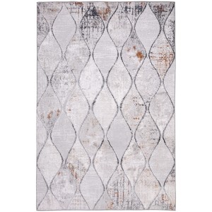 Szary dywan shaggy z abstrakcyjnym wzorem.