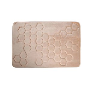 Beżowy dywanik łazienkowy z wytłaczanym wzorem sześciokątów.