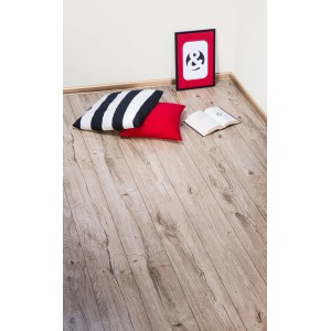 Jasna podłoga PCV t.b.t. imitująca drewno ułożona w pokoju z dekoracjami.