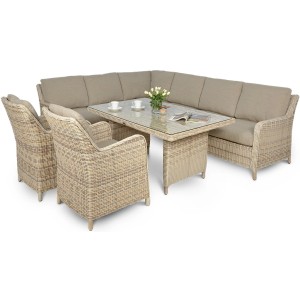 Pleciony zestaw mebli ogrodowych z narożną ławką, stołem ze szklanym blatem i dwoma krzesłami.