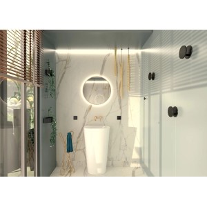 Nowoczesna łazienka z okrągłą lampą lustrzaną i umywalką wolnostojącą.