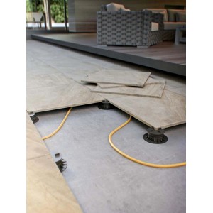 Układanie płytek podłogowych t.b.t. na regulowanych wspornikach z kablami. Kategoria: płytki podłogowe.