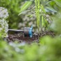 Regulowany kroplownik końcowy Gardena w systemie Micro-Drip nawadnia roślinę. Regulacja od 1-8 l/h.