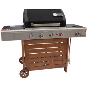 Grill gazowy z czterema palnikami, powierzchnią ze stali nierdzewnej i drewnianą podstawą z kółkami.