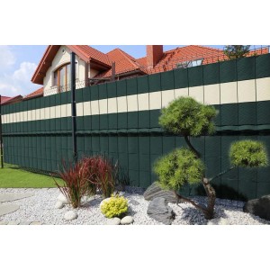 Zielona mata ogrodzeniowa t.b.t. z jasnym paskiem zapewniająca prywatność w ogrodzie.