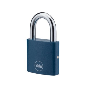 Niebieska kłódka Yale z srebrnym pałąkiem dla zwiększenia bezpieczeństwa.
